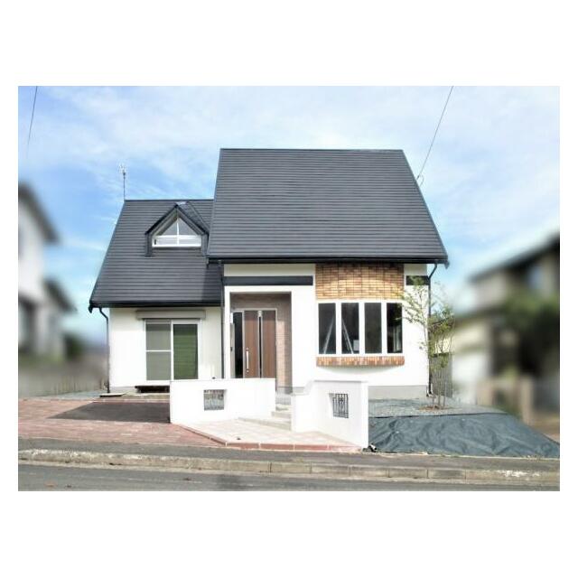 ミサワホーム施工のリフォーム済み物件で、シンプルな白壁と特徴的な出窓が外観のメインポイントです。