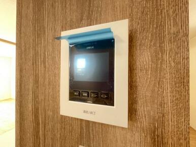 訪問者がひと目でわかるモニター付きインターホンを標準装備。お子さまのお留守番にも安心です！