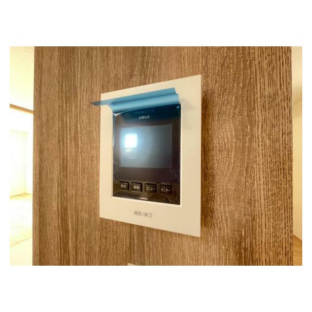 訪問者がひと目でわかるモニター付きインターホンを標準装備。お子さまのお留守番にも安心です！