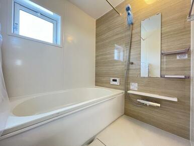 ゆったりと浸かれる1坪風呂を採用！1日の疲れを癒してくれる浴室は窓のある開放的な空間＾＾