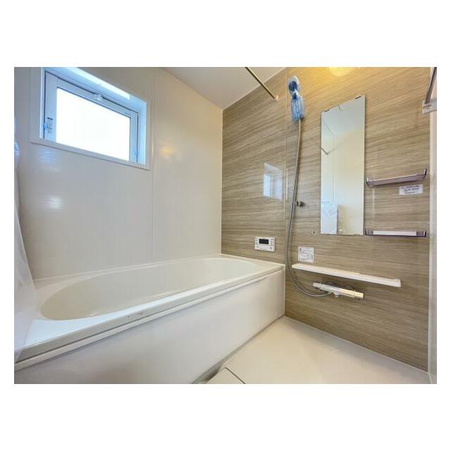 ゆったりと浸かれる1坪風呂を採用！1日の疲れを癒してくれる浴室は窓のある開放的な空間＾＾