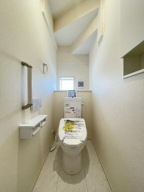 採光窓は臭い対策にもなって清潔な空間を保てます♪立ち上がりをサポートしてくれる手すりも完備！