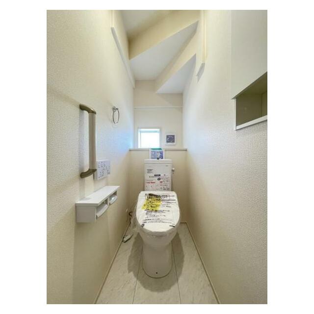 採光窓は臭い対策にもなって清潔な空間を保てます♪立ち上がりをサポートしてくれる手すりも完備！