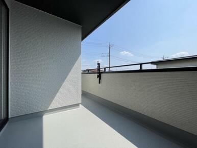 バルコニーは洗濯物や布団が干せる十分な広さです＾＾