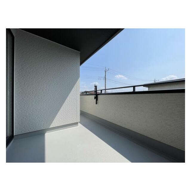 バルコニーは洗濯物や布団が干せる十分な広さです＾＾