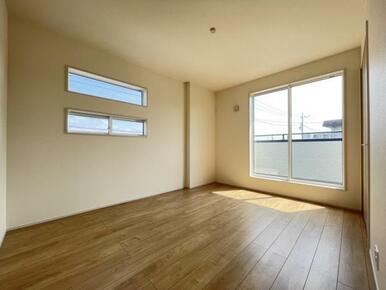 お部屋からバルコニーに出られるので洗濯物や布団などをすぐ干せ取込みも楽にできます！