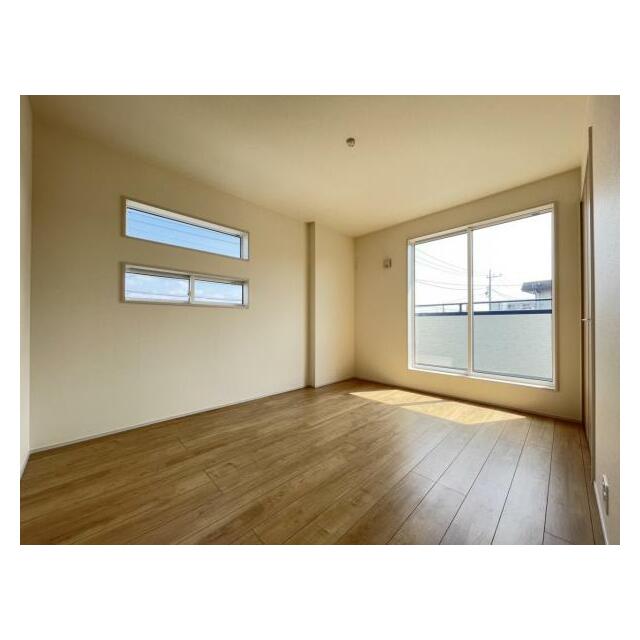 お部屋からバルコニーに出られるので洗濯物や布団などをすぐ干せ取込みも楽にできます！