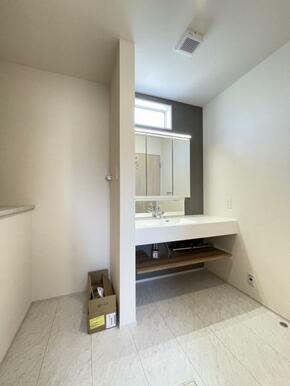 ゆとりあるカウンターはフラットで掃除も楽々！おしゃれな造作洗面です＾＾
