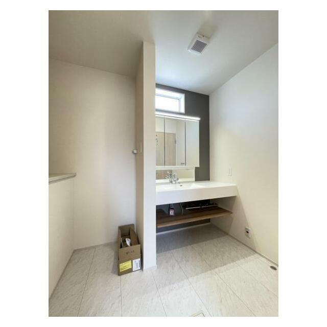 ゆとりあるカウンターはフラットで掃除も楽々！おしゃれな造作洗面です＾＾