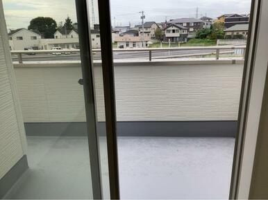 新鮮な空気だけでなく気持ちにゆとりを与えてくれるバルコニー（8号棟）