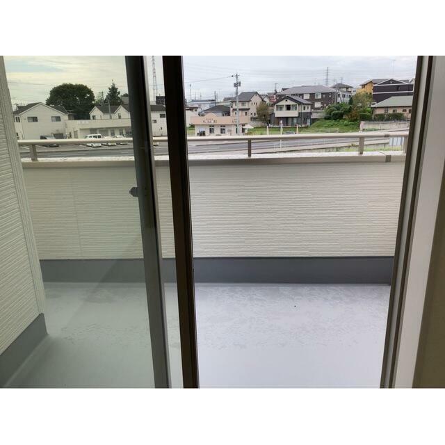 新鮮な空気だけでなく気持ちにゆとりを与えてくれるバルコニー（8号棟）