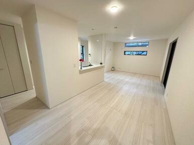 家具の配置で個性が光るリビング（1号棟）