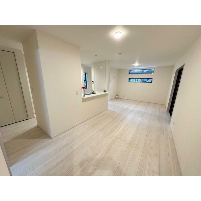 家具の配置で個性が光るリビング（1号棟）