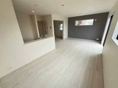 遊び心のあるアクセントクロスがリビングに華やぎを与えます（3号棟）