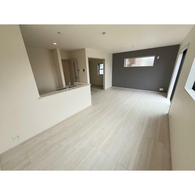 遊び心のあるアクセントクロスがリビングに華やぎを与えます（3号棟）