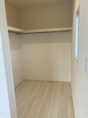 大切な洋服にはきちんと収納場所を用意したい（2号棟）