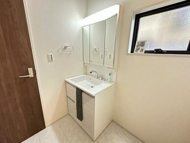 一日の始まりは洗面所から。さぁ顔を洗って気合を入れよう（1号棟）