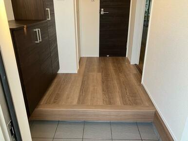 開ければ広がる、閉じれば落ち着く玄関（1号棟）