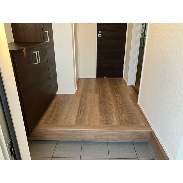 開ければ広がる、閉じれば落ち着く玄関（1号棟）