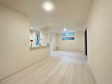 家具の配置で個性が光るリビング（1号棟）