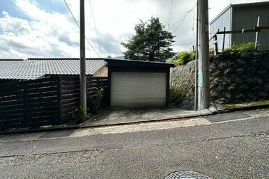 シャッター付ガレージ、他一台駐車可能駐車場敷地内有