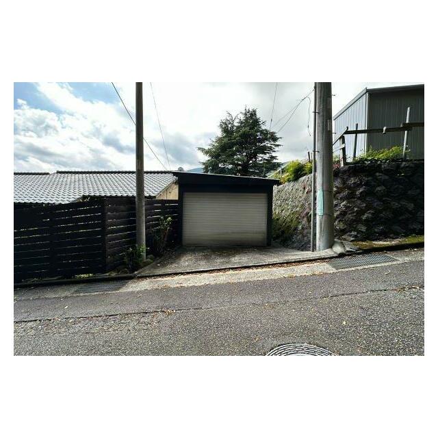 シャッター付ガレージ、他一台駐車可能駐車場敷地内有