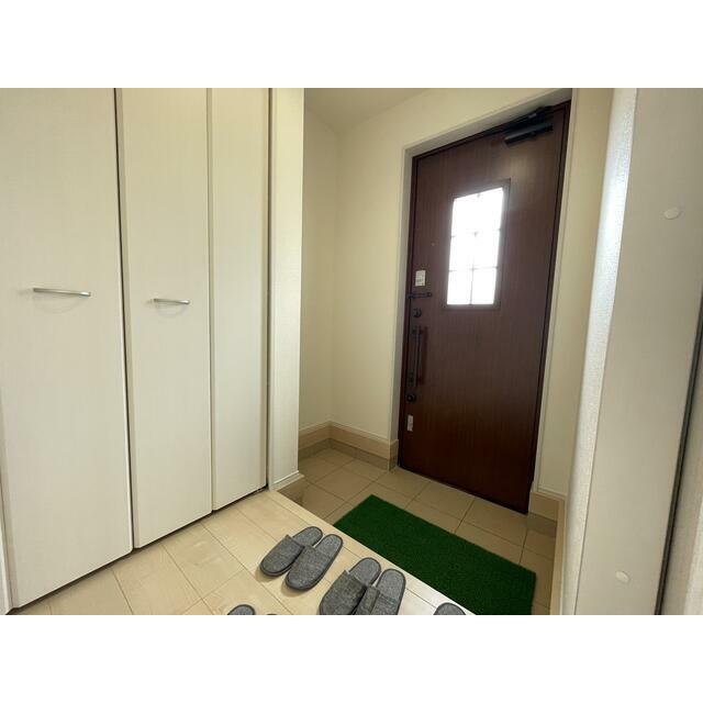 家族やゲストの笑顔が浮かんできそうな玄関（1号棟）