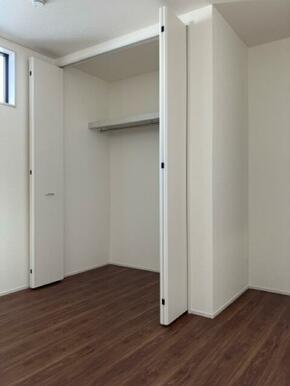 大切な洋服にはきちんと収納場所を用意したい（6号棟）