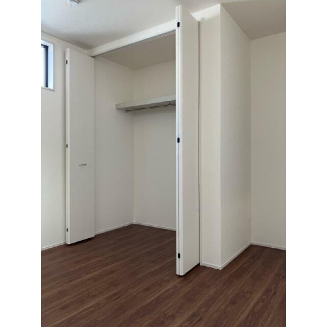 大切な洋服にはきちんと収納場所を用意したい（6号棟）