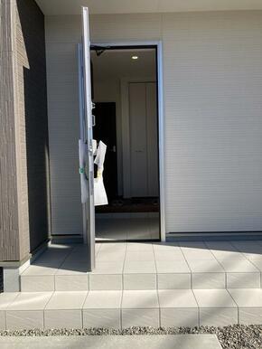 「いってきます」「ただいま」「おかえり」が聞こえそうな玄関（1号棟）