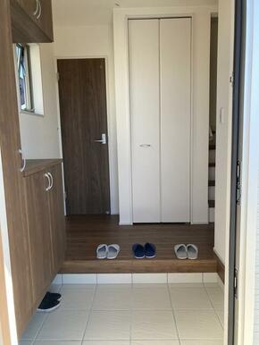 開ければ広がる、閉じれば落ち着く玄関（1号棟）