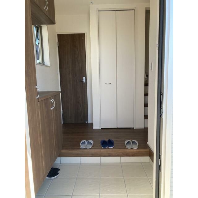 開ければ広がる、閉じれば落ち着く玄関（1号棟）