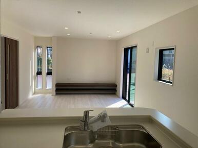 家具の配置で個性が光るリビング（1号棟）