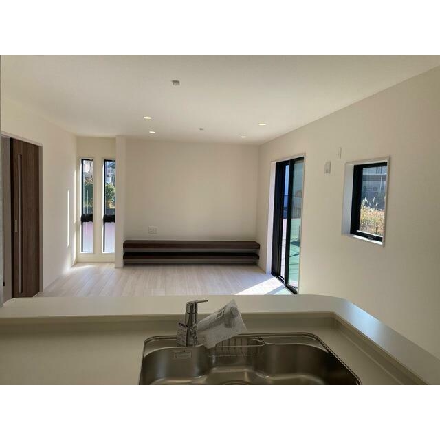 家具の配置で個性が光るリビング（1号棟）