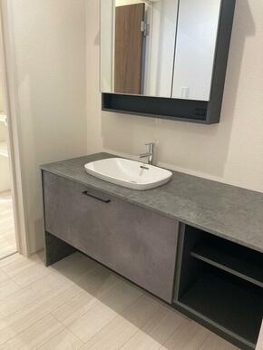 女性のお化粧や男性の身だしなみに洗面台は不可欠（1号棟）