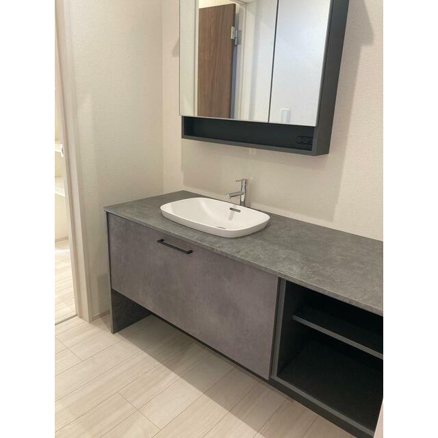 女性のお化粧や男性の身だしなみに洗面台は不可欠（1号棟）