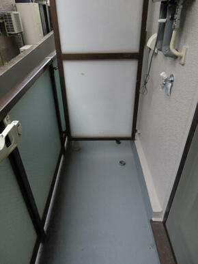 洗濯機置き場は屋根付のバルコニー