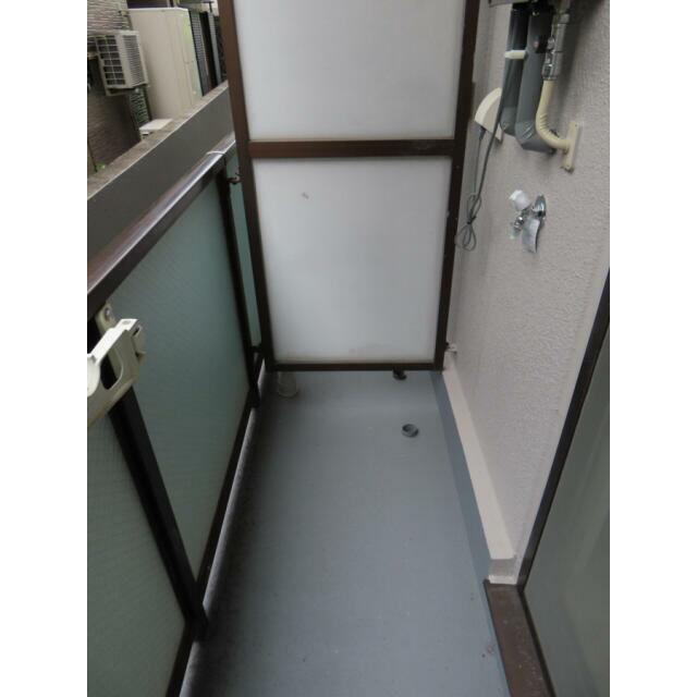洗濯機置き場は屋根付のバルコニー