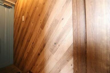 木目調の壁紙がアクセントとなっている玄関(参考写真)