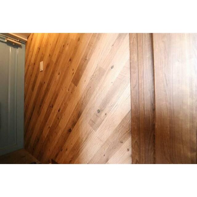 木目調の壁紙がアクセントとなっている玄関(参考写真)