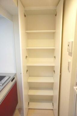 たっぷり収納できる収納棚