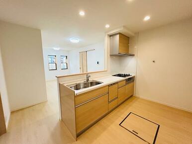 「キッチン」キッチンからダイニングの様子がわかり、会話を楽しみながらお料理できます