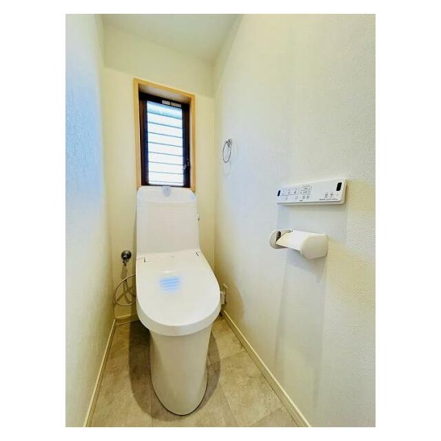 「トイレ」ウォシュレット機能付きのものに新品交換しております