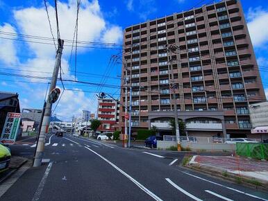 歩道付きの広い前面道路。道路の延長線上に下曽根駅の北口があります。