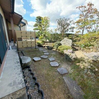 庭では四季折々の植栽を楽しめます♪