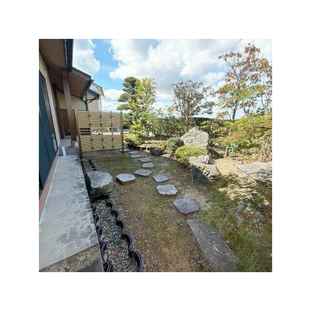 庭では四季折々の植栽を楽しめます♪