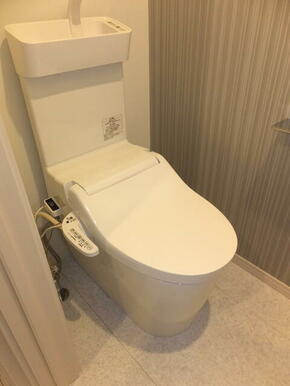 汚れの付きにくい「スゴピカ素材（有機ガラス系）」と「３Ｄツイスター水流」でトイレを強力洗浄。