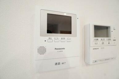 液晶モニター付きインターホンで来客を確認できます。※類似物件の参考画像です。