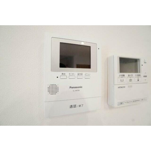 液晶モニター付きインターホンで来客を確認できます。※類似物件の参考画像です。