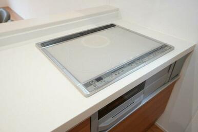 IHコンロは火を使わないので小さいお子様がいても安心です。※類似物件の参考画像です。